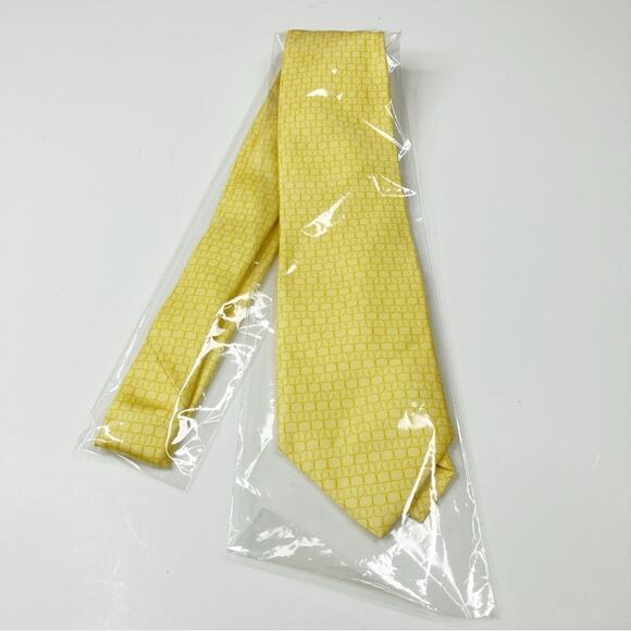 Vineyard Vines | Light Yellow Whale Logo Pattern Men's Necktie Imported Silk NEW - Picture 1 of 5